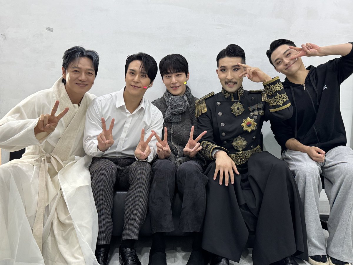 page1company's tweet photo. 𝖒𝖚𝖘𝖎𝖈𝖆𝖑 #곤투모로우 🕯 | 𝟏𝟎𝐭𝐡 𝐚𝐧𝐧𝐢𝐯𝐞𝐫𝐬𝐚𝐫𝐲

🎞️ 첫공 단체 사진 & 화이팅콜
 옥균 l #손동운
정훈 l #원태민
고종 l #고영빈
이완 l #신재희
와다 l #신현준

곤 ���모로우를 기다려주신
모든 관객 분들께 감사드립니다🥹

𝔾𝕆ℕ𝔼 𝕋𝕆𝕄𝕆ℝℝ𝕆𝕎
2026.09.15 - 11.29
#홍익대대학로아트센터 대극장