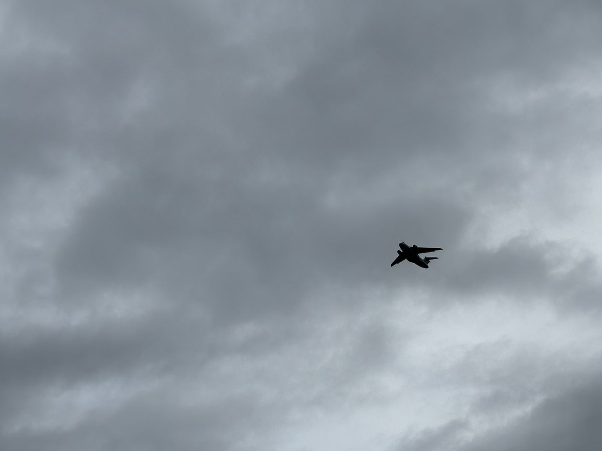 KJvanWijk's tweet photo. Op 19 september 1944 vlogen talloze vliegtuigen boven Oosterbeek om de troepen van de 1st Airborne Division te bevoorraden.

Precies 82 jaar later wordt de lucht boven Oosterbeek wederom gevuld met het geronk van vliegtuigmotoren.
Wat is dit mooi!
#MarketGarden https://t.co/I3VNTO4NTS