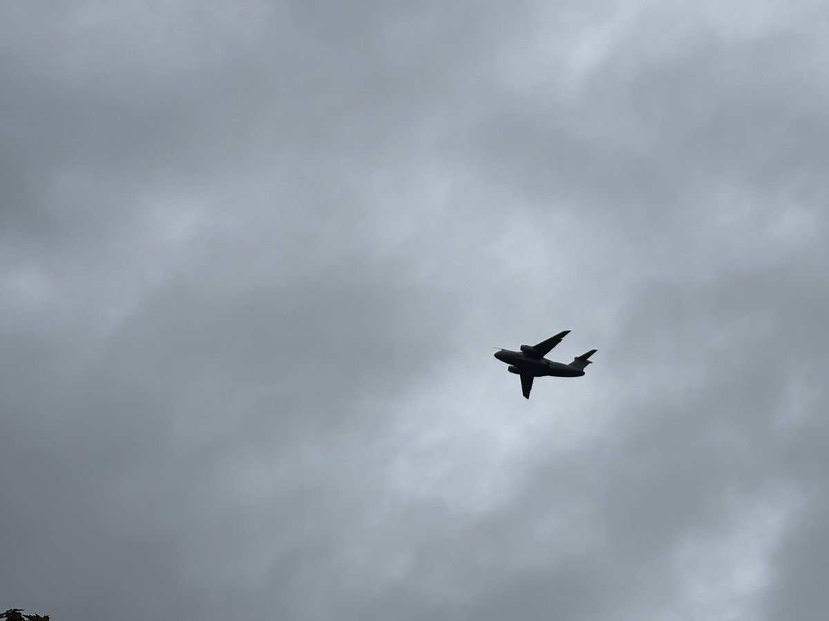KJvanWijk's tweet photo. Op 19 september 1944 vlogen talloze vliegtuigen boven Oosterbeek om de troepen van de 1st Airborne Division te bevoorraden.

Precies 82 jaar later wordt de lucht boven Oosterbeek wederom gevuld met het geronk van vliegtuigmotoren.
Wat is dit mooi!
#MarketGarden https://t.co/I3VNTO4NTS