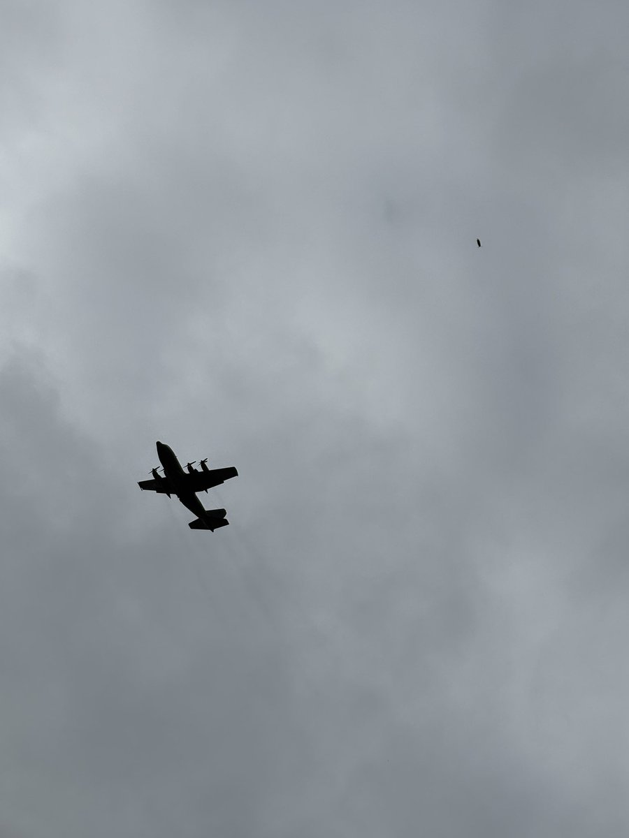 KJvanWijk's tweet photo. Op 19 september 1944 vlogen talloze vliegtuigen boven Oosterbeek om de troepen van de 1st Airborne Division te bevoorraden.

Precies 82 jaar later wordt de lucht boven Oosterbeek wederom gevuld met het geronk van vliegtuigmotoren.
Wat is dit mooi!
#MarketGarden https://t.co/I3VNTO4NTS