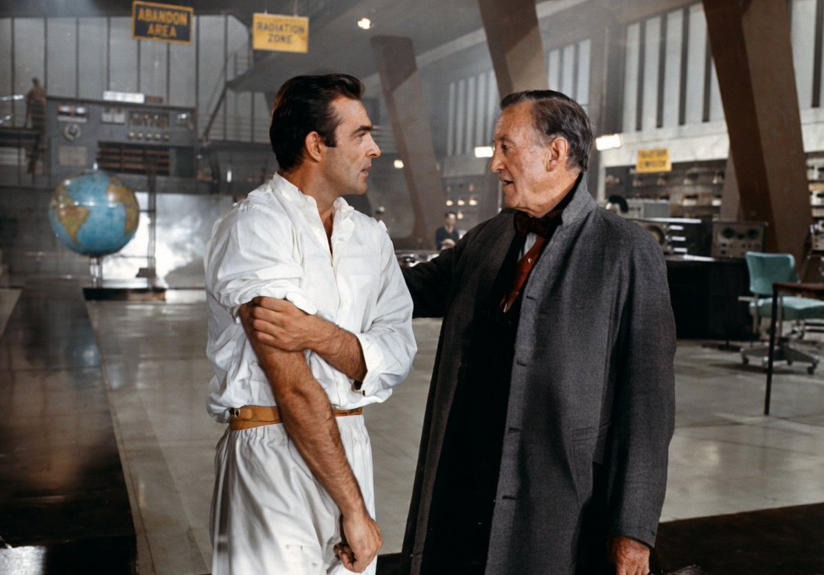 SeanConneryAr's tweet photo. #SeanConnery  &amp; #IanFleming
007 #JamesBond ⚪️⚪️⚪️🔴 https://t.co/tBRQ4b5KVB