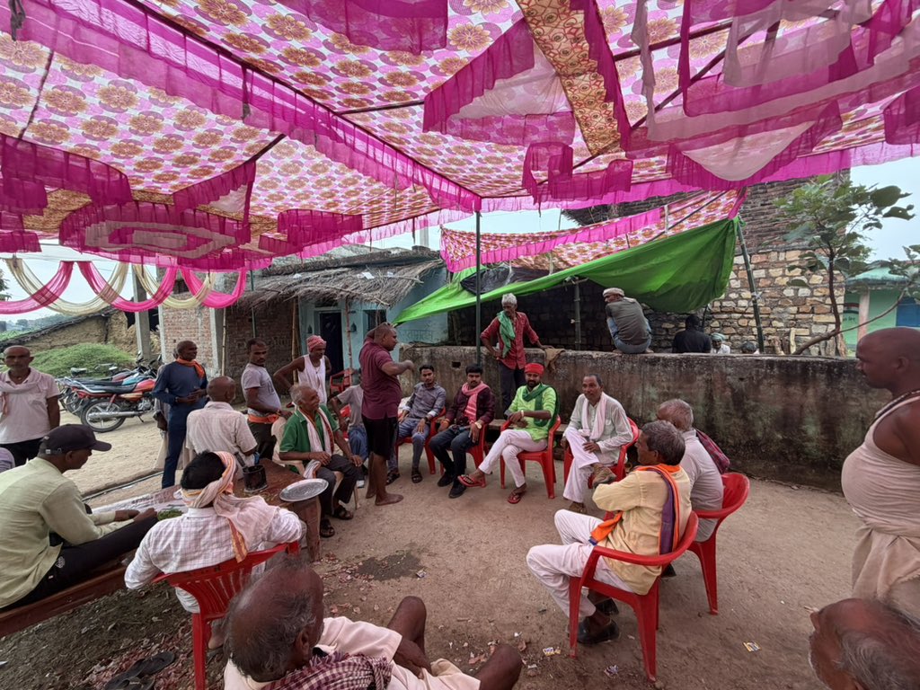 Anilpradhan01's tweet photo. ग्राम- पौसलहा निवासी श्री केदार प्रसाद पटेल जी के पूज्यनीय माता जी के निधन हो जाने पर उनके तेरहवीं में सम्मिलित होकर श्रद्धांजलि अर्पित किया l
#CKTD📍 https://t.co/cT9IDygd3r