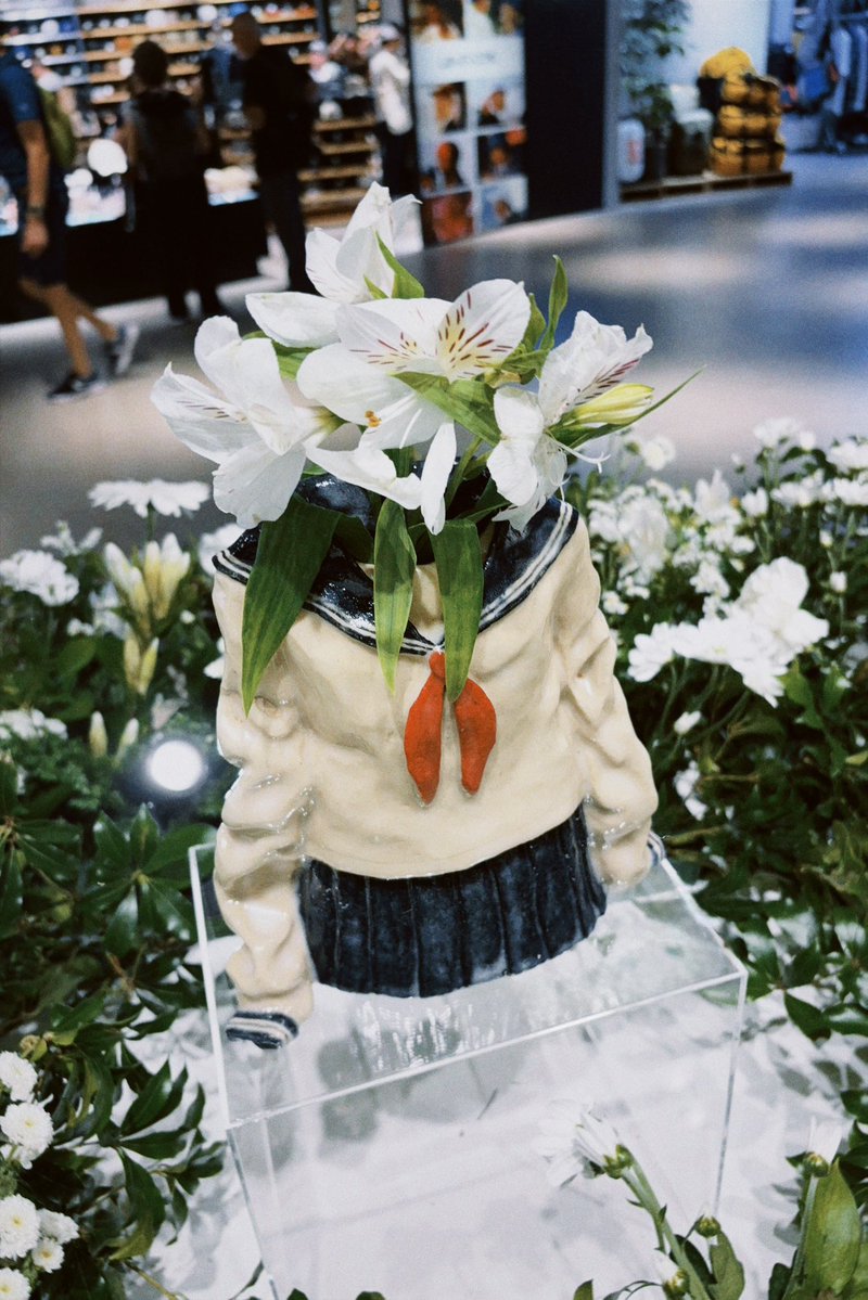 roundbee08's tweet photo. 誰でもボカロMVごっこができる花瓶 https://t.co/tJH90WZhJi