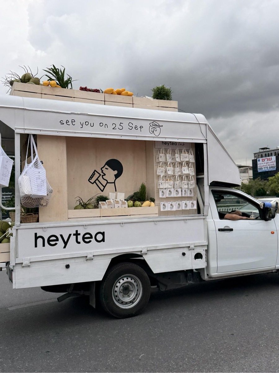 Longmareview's tweet photo. 🇹🇭 เซอร์ไพรส์ที่สุดของทริปไทยรอบนี้คือรถ heytea 🥹 เห็นแล้วนึกถึงตอนเด็กๆ ที่จะมีรถวิ่งประกาศก่อนคณะละครสัตว์มา เหมือนกำลังบอกทั้งเมืองว่าความสนุกกำลังจะเริ่มขึ้นเลย ☺️ heytea ทำบรรยากาศก่อนเปิดร้านได้น่ารักมาก รอ 25/9 แล้ว อยากไปลองทาร์ตแล้ว 😋
#heyteath #heytealab https://t.co/9bb6cRYiHN