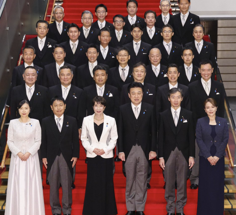 turningpointjpn's tweet photo. 副大臣だってよ　とほほだわ...本当にいい加減にしてくれ

今井絵理子が高市改造内閣で内閣府副大臣に初起用された。

今井氏をめぐってはこれまで何度も説明を求められてきた問題がある。

2017年には新幹線での「手繋ぎ」不倫疑惑が報じられ、「一線を越えていない」と説明・謝罪。
→どうでもいいが、これ信じる人いんのか？

2023年には自民党女性局のフランス研修をめぐって、SNSへの写真投稿などが批判を浴びた。
→はよ、報告書を国民に開示しろよ。

2025年には、自身が代表を務める政党支部への約1250万円の寄付をめぐっても疑問の声が出た。
→限りなく黒に近いグレー

一つ一つに説明責任があるだろ。特にパリ旅行については。

国民から見れば「この人起用するのか？」なんだよ。

政治家は、重要な役職に就くほど、
「なぜこの人なのか」
「これまでの問題はどう整理されたのか」
を説明する責任が重くなる。

副大臣は政府の重要ポストだ。

だからこそ聞きたい。

起用する側は、国民が納得できるだけの説明をしたのか？

「また問題が出たら謝ればいい」では困るんだよ。

人事で問われるのは、肩書きだけじゃない。
そのポストを任せるに足る説明責任を、果たしてきたのかだろ。

それに、この人どんな功績挙げてきたんだよ。飾りじゃないんだよ、副大臣は。

つうか、本人も能力ないんだったら辞退しろよ、マジで。

（画像：首相官邸）