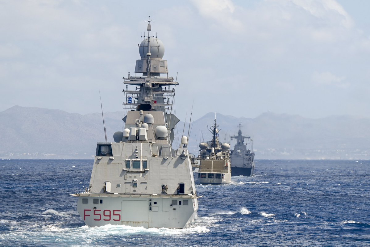 EtatMajorFR's tweet photo. 📍 Méditerranée | En force en Méditerranée orientale : l'exercice MEDUSA
 
Une frégate 🇫🇷 a pris part à l'exercice naval MEDUSA, organisé conjointement par la Grèce et l'Égypte au large de la Crète. Une semaine d'intenses manœuvres aux côtés de bâtiments 🇬🇷, 🇨🇾, 🇮🇹 et 🇪🇬
 
🎯 Renforcer la coopération tactique et les liens entre les forces maritimes de la région par des exercices tactiques.
 
🌍 En Méditerranée orientale, la @MarineNationale s'engage résolument aux côtés de ses alliés. Cet exercice démontre sa capacité à agir en force constituée et traduit une solidarité pour la sécurité et la stabilité de la région.