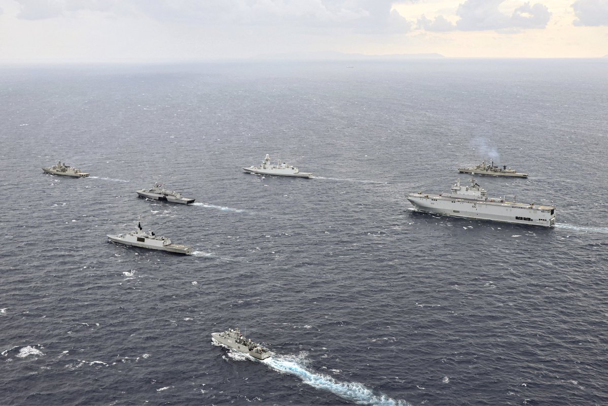 EtatMajorFR's tweet photo. 📍 Méditerranée | En force en Méditerranée orientale : l'exercice MEDUSA
 
Une frégate 🇫🇷 a pris part à l'exercice naval MEDUSA, organisé conjointement par la Grèce et l'Égypte au large de la Crète. Une semaine d'intenses manœuvres aux côtés de bâtiments 🇬🇷, 🇨🇾, 🇮🇹 et 🇪🇬
 
🎯 Renforcer la coopération tactique et les liens entre les forces maritimes de la région par des exercices tactiques.
 
🌍 En Méditerranée orientale, la @MarineNationale s'engage résolument aux côtés de ses alliés. Cet exercice démontre sa capacité à agir en force constituée et traduit une solidarité pour la sécurité et la stabilité de la région.