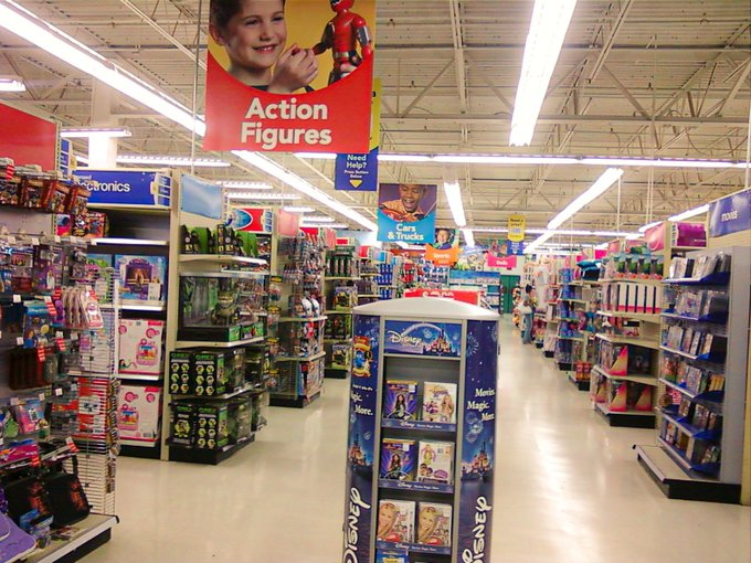 NostalgiaFolder's tweet photo. Shopping at Toys "R" Us in the 2000s https://t.co/mzGiZ9cJBM