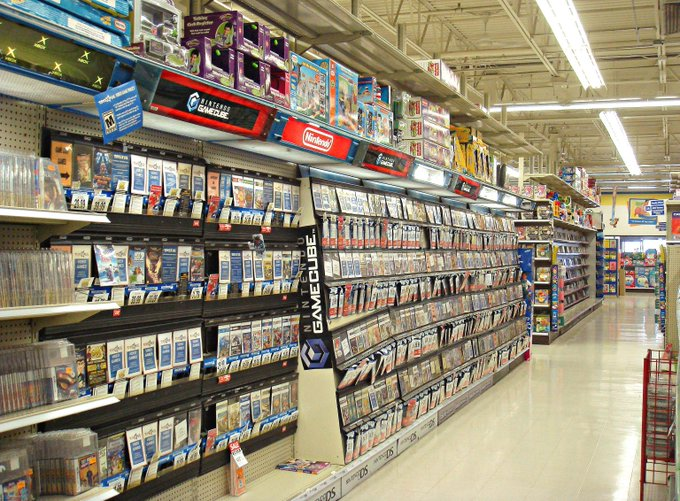 NostalgiaFolder's tweet photo. Shopping at Toys "R" Us in the 2000s https://t.co/mzGiZ9cJBM