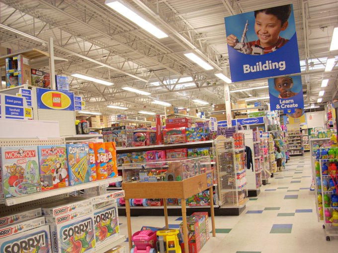 NostalgiaFolder's tweet photo. Shopping at Toys "R" Us in the 2000s https://t.co/mzGiZ9cJBM