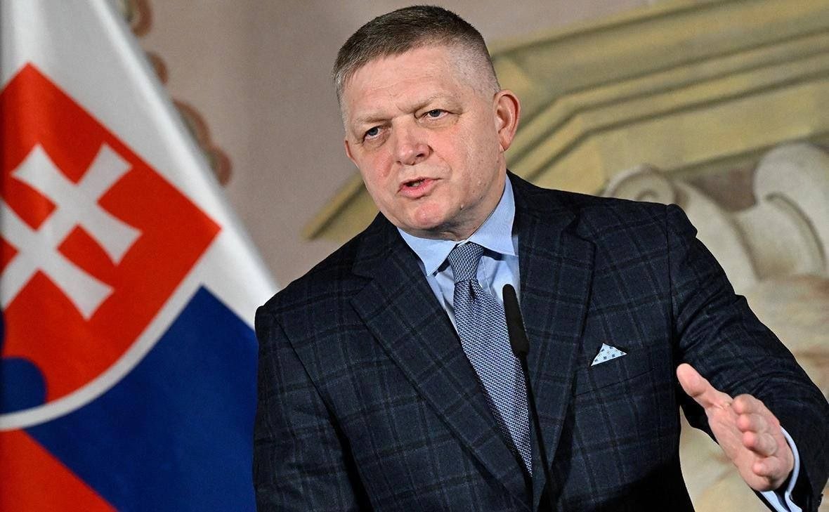 Pascal_Laurent_'s tweet photo. 🇸🇰 Fico a déclaré qu'il ferait tout pour que la Slovaquie ne soit jamais impliquée dans un conflit militaire en raison de l'article 5 de l'OTAN.
Selon le Premier ministre slovaque, il craint que l'on ne cherche en Europe uniquement un prétexte pour un grand affrontement entre l'OTAN et la Russie.
Il a également ajouté : il existe une tendance à utiliser les phrases du type "allons nous battre" pour cacher l'incapacité à résoudre des problèmes tels que l'immigration illégale et les prix élevés de l'énergie.
« Mon Dieu, avec qui allons-nous nous battre ? Avec qui ? Pouvez-vous, mesdames et messieurs, imaginer que l'article 5 du traité de l'OTAN soit appliqué ?... Pouvez-vous imaginer qu'on nous dise : préparez 5 000 soldats, 10 000 soldats, et ils partiront se battre quelque part. Nous ne savons même pas avec qui, pourquoi et pour quoi », a souligné Fico.