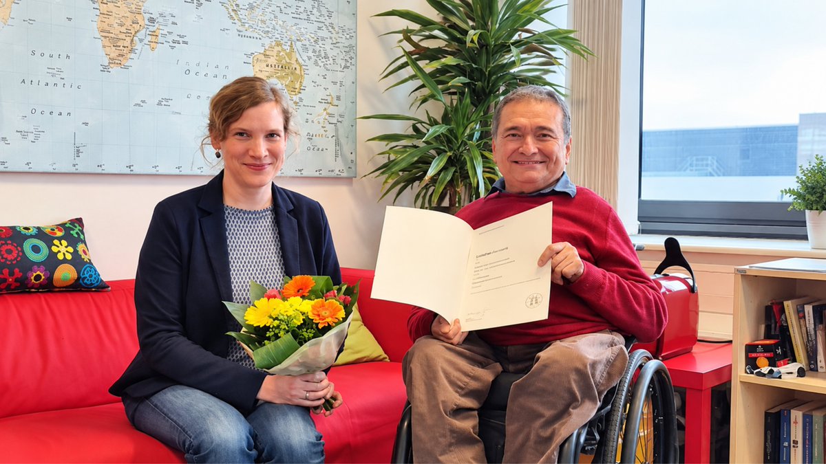 guzelhaber's tweet photo. Prof. Dr. Onur Güntürkün, 4 yaşında çocuk felci geçirmesine rağmen bilim dünyasında önemli başarılara imza attı. Beyin üzerine yaptığı çalışmalarla Almanya’nın prestijli Leibniz Ödülü’nün sahibi oldu. https://t.co/Tb92a417fl