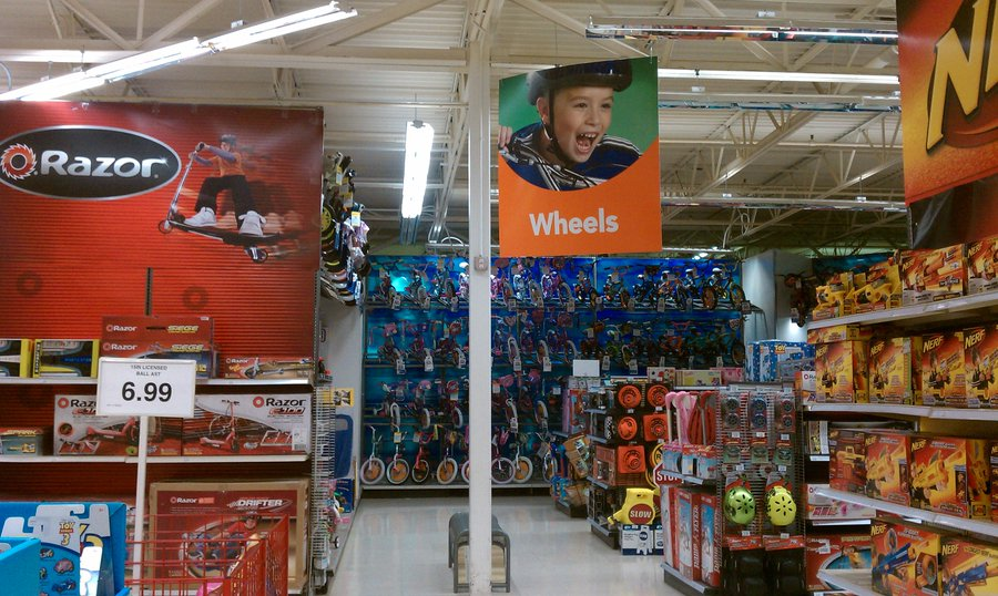 NostalgiaFolder's tweet photo. Shopping at Toys "R" Us in the 2000s https://t.co/mzGiZ9cJBM