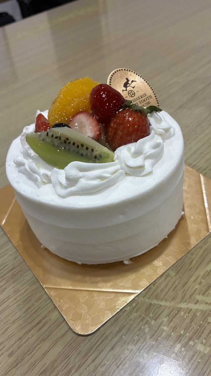 changami918's tweet photo. 2年ぶり2回目だーんに誕生日スルーされてほんまにショゲててリア友の誰か1人でもいいねしてくれって思って呟いたら優しい人ばっかりで泣いたみんなありがとございます😭😭😭😭呟いた後帰ってきただーんはちゃんとケーキ買ってきてくれてました😭😭😭 https://t.co/dD9PBEHqgD