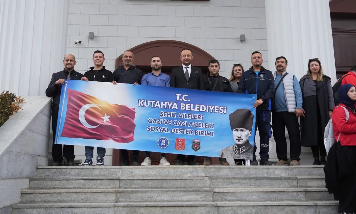 hsm_ertekin's tweet photo. Kahramanlarla Kardeşlik Yolunda 19 Eylül Gaziler Günü Yürüyüşü” gerçekleştirildi. Belediyemize bağlı Şehit Aileleri, Gazi ve Gazi Aileleri Sosyal Destek Birimi personelimiz ile birlikte yürüyüşe katılım sağladık. Tüm şehitlerimizi ve gazilerimizi minnet ve saygı ile anıyoruz. https://t.co/XhWMN4VbAa