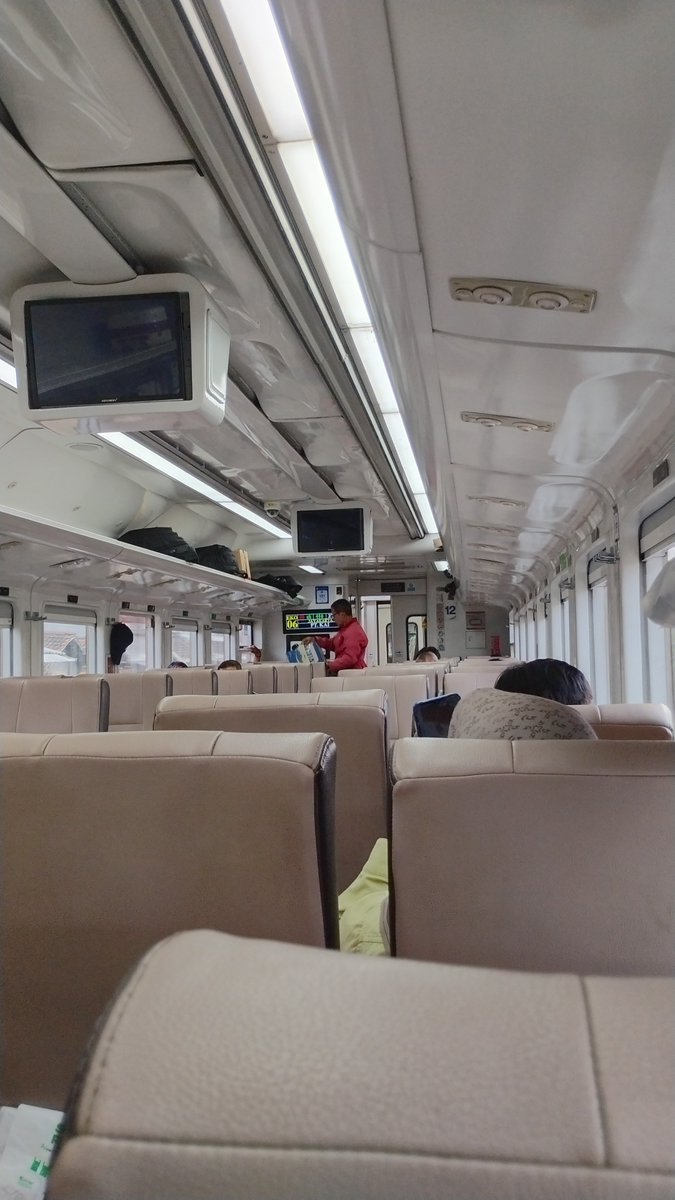 maassobirin08's tweet photo. I am coming Jakarta...
First time 12 jam di kereta, moga aja betah😭😭

#maganghub https://t.co/hCGvPsun1Y