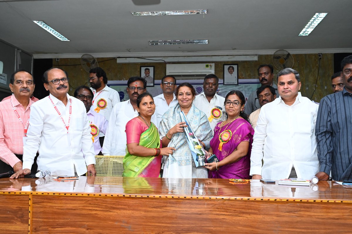 Gowru_charitha's tweet photo. కర్నూలు జిల్లా పరిషత్‌ హాల్‌లో ఆంధ్రప్రదేశ్ వర్కింగ్ జర్నలిస్ట్స్ ఫెడరేషన్, ఆంధ్రప్రదేశ్ బ్రాడ్‌కాస్ట్ జర్నలిస్ట్స్ అసోసియేషన్ ఆధ్వర్యంలో నిర్వహించిన మహాసభలో పాల్గొన్నాను.

ఈ సందర్భంగా మహాసభలో పాల్గొన్న జర్నలిస్టులు, మీడియా ప్రతినిధులతో ఆమె ముచ్చటించాను. జర్నలిస్టుల సంక్షేమం, వృత్తిపరమైన సమస్యలపై నిర్వహించిన ఈ సమావేశంలో పాల్గొని  అభిప్రాయాలను వెల్లడించాను.

#GowruCharithaReddy 
#PanyamMLA 
#PanyamForCharithamma 
#Kurnool