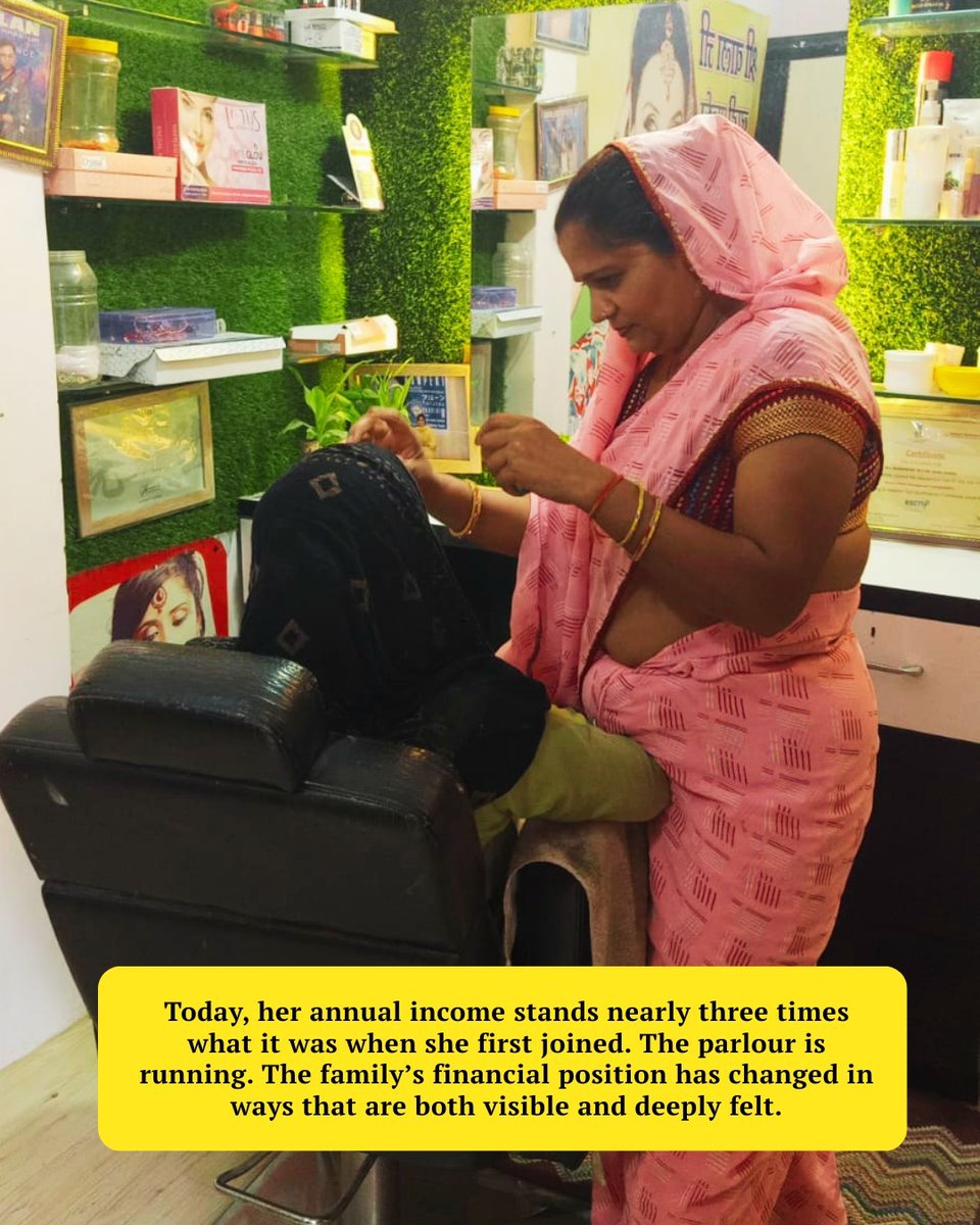 PardadaPardadi's tweet photo. Rajeshwari Devi joined the Balaji Self-Help Group in 2021, her family's income was barely enough to make ends meet. She took a ₹1,00,000 SHG loan and turned her dream of owning a beauty parlour into reality.

Today, her annual income has nearly tripled. Read More https://t.co/8TdIGyNBn1