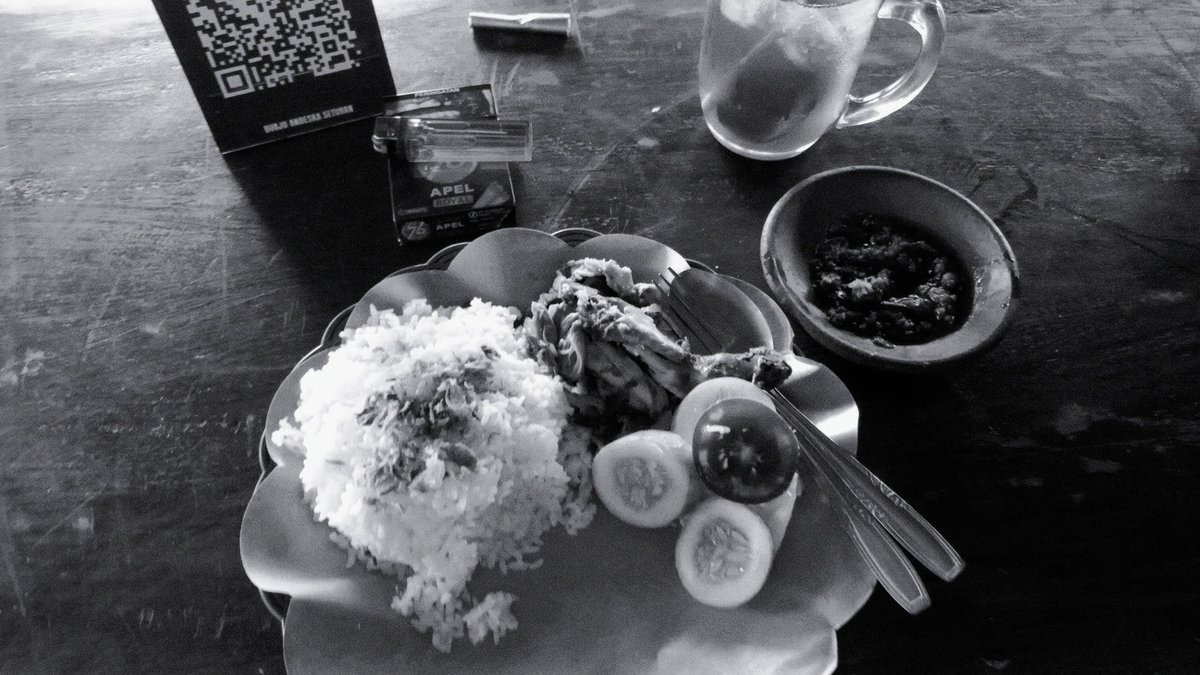 gloomynectar's tweet photo. this ayam penyet is so good.
it tastes like i dont know where i belong anymore. https://t.co/LLvoaOTgY0