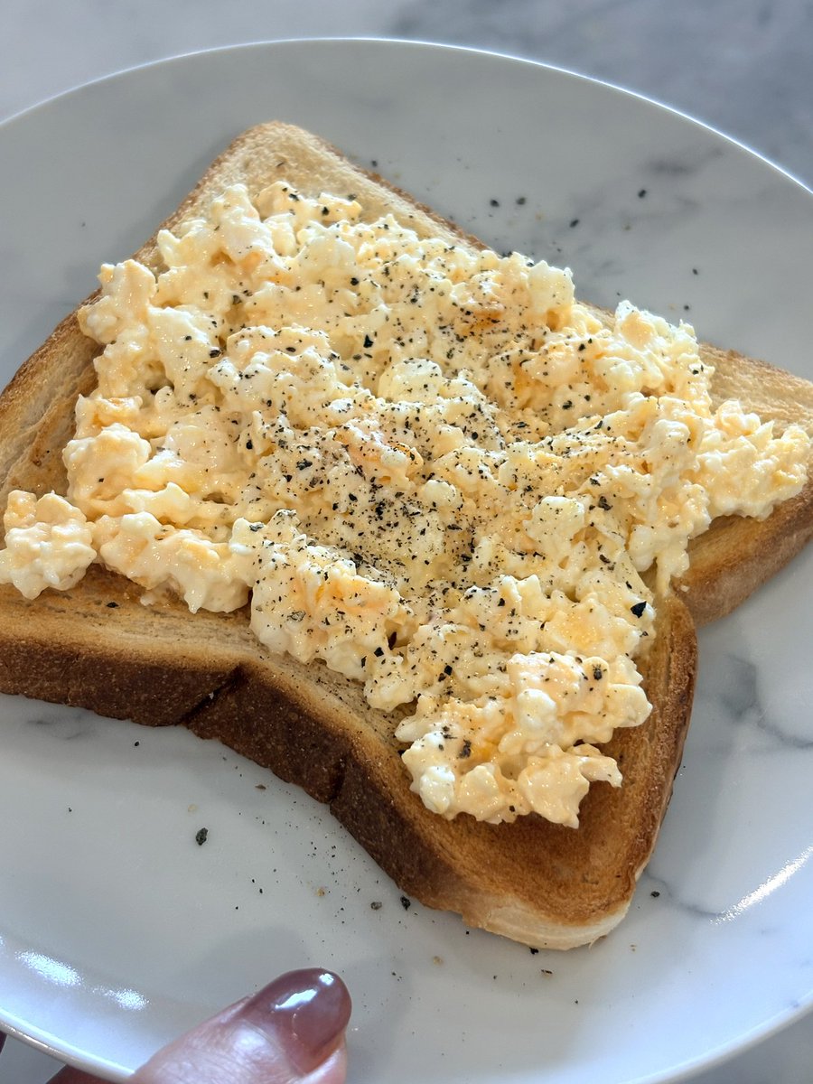 mionotoko's tweet photo. つわり期〜臨月妊婦になった今も、異様に卵トースト食べたかったのだけど、ゆで卵作るのが億劫だったから当時この方法を知ってたら良かったのに…

今は卵サラダ作るのが簡単で神🥹
卵トーストもタルタルソースも
ゆで卵を作らずに5分でできる！￼ https://t.co/SPJF8G2oVf