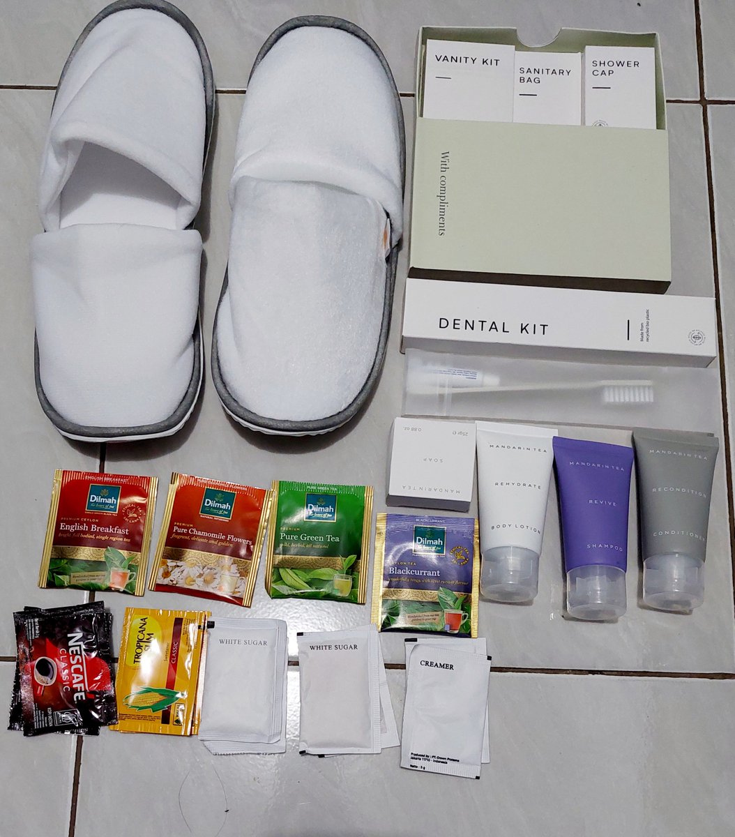 Bhonkc's tweet photo. Hasil oleh2 dari Hotel🤭

Jadi bertambah dah koleksi sendal qu🤗 https://t.co/QAQzSy2eiI
