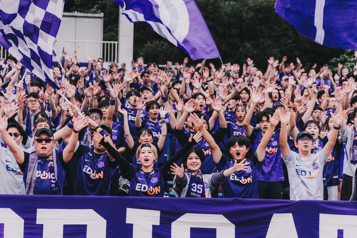 sanfrecce_SFC's tweet photo. 𝐎𝐔𝐑 𝐅𝐀𝐌💜🩶
アウェイの地でも試合前から最高の応援をありがとうございます！
勝点3獲得を目指し、共に闘いましょう。
#sanfrecce #ONEVIOLET #Jリーグ https://t.co/G9kilthd00