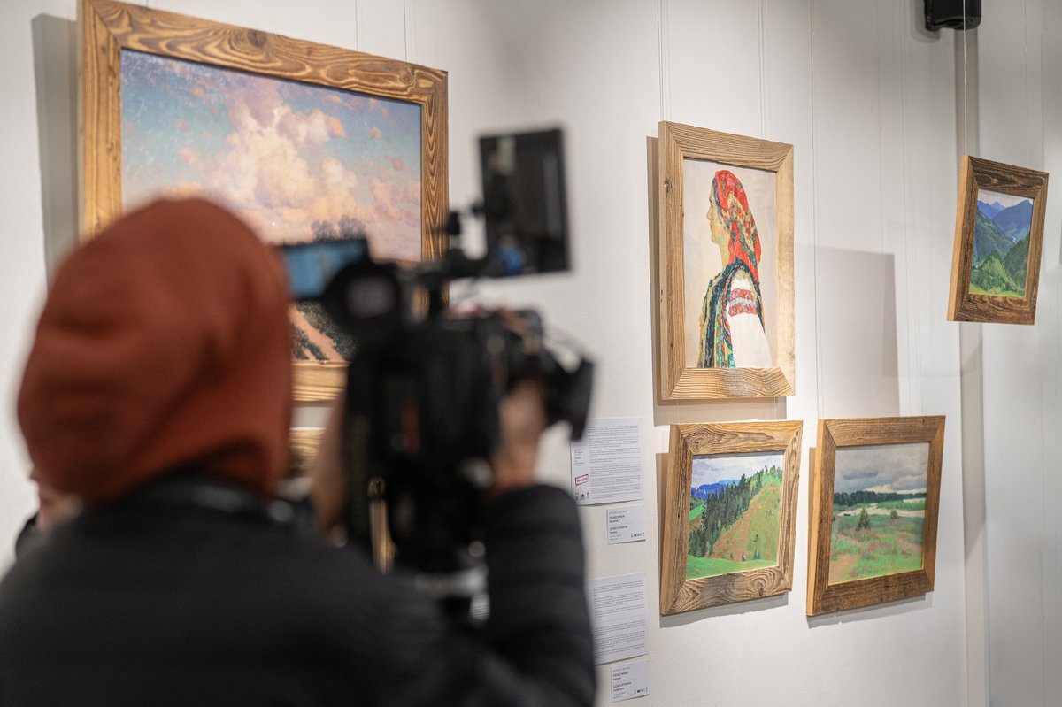 ArtMuseumKs's tweet photo. 💔 Картина Леоніда Чичкана «Василина» викрадена з музею російськими окупантами в 2022 році.
💜 Репродукція портрету є частиною спільного проєкту Херсонського художнього музею та Vivid Fusion «Повернення пам’яті. Викрадене мистецтво в музейних артпринтах. Херсонська колекція» https://t.co/sC9wsCoB7R