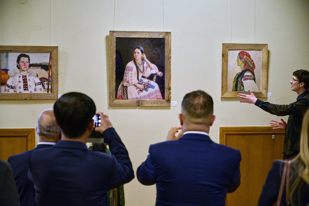 ArtMuseumKs's tweet photo. 💔 Картина Леоніда Чичкана «Василина» викрадена з музею російськими окупантами в 2022 році.
💜 Репродукція портрету є частиною спільного проєкту Херсонського художнього музею та Vivid Fusion «Повернення пам’яті. Викрадене мистецтво в музейних артпринтах. Херсонська колекція» https://t.co/sC9wsCoB7R