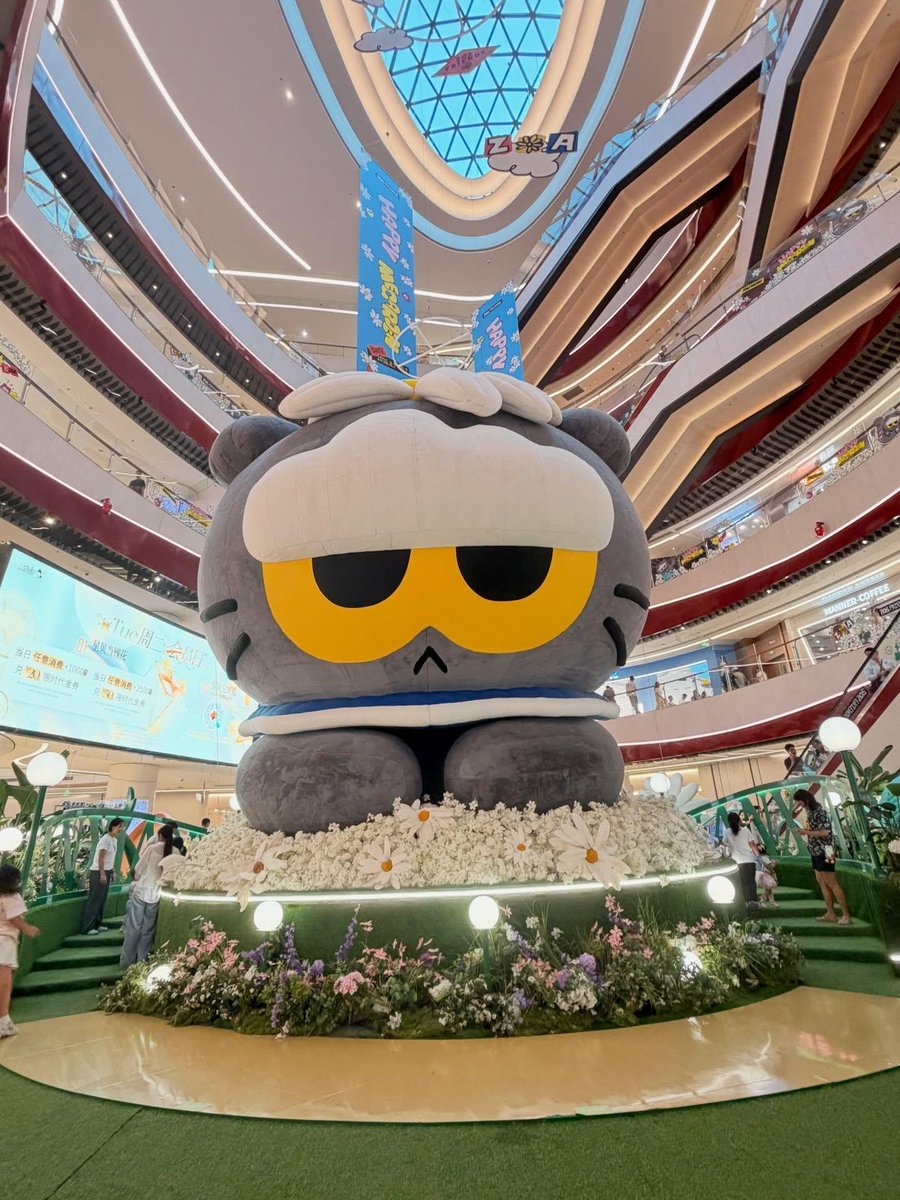 WhiteTamar1's tweet photo. Queen Zoa in her giant garden 😍 https://t.co/vE7ufhQKPx