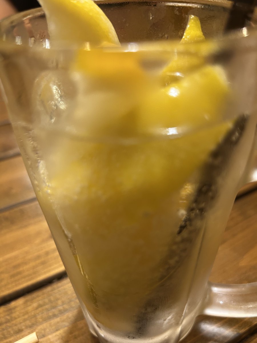 Neun0992's tweet photo. レモンサワーおいしい https://t.co/RVemCSJaLT