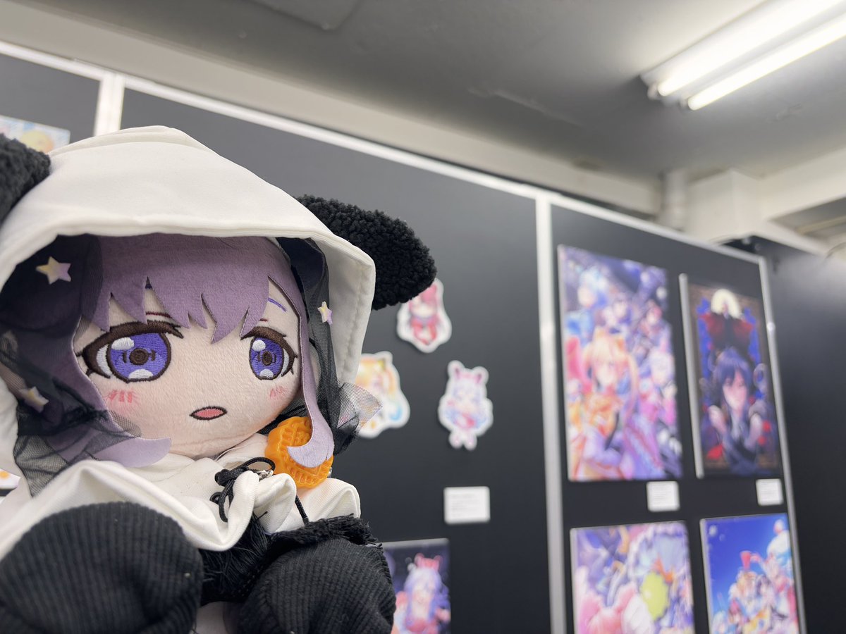 Darklight0314's tweet photo. #みるみやこ 
都子老师今天手渡会辛苦了！再次祝你生日快乐🎂
今天是第一次线下见到老师，之前只是在线上见过，老师真的是一个特别闪亮亮又可爱的人啊，第一次感觉到这股闪耀竟然就在我面前啊😭💕如此明媚如此温暖，光是看着就觉得世界都明朗了…如此这般竟然让我怀疑：这真的不是在做梦吗！
我也对老师说了“能够见到您就像在梦里一样www”
能直接传达感激的心和热爱的机会，真的很难得….！我也非常珍惜这次机会，老师还感谢我冒雨来参加活动，以及在展示痛包的时候，老师又夸了我画的好可爱😇🙏🙏画画的动力又燃起来了…..🔥！
虽然上来之前非常紧张，紧张到说出来的话可能都是散装词汇，但是还是好好传达到了！！
非常感谢您！！希望下次见面的时候我能更加流利地表达出来更多！！今晚直播也好期待，辛苦了🐶💪💜