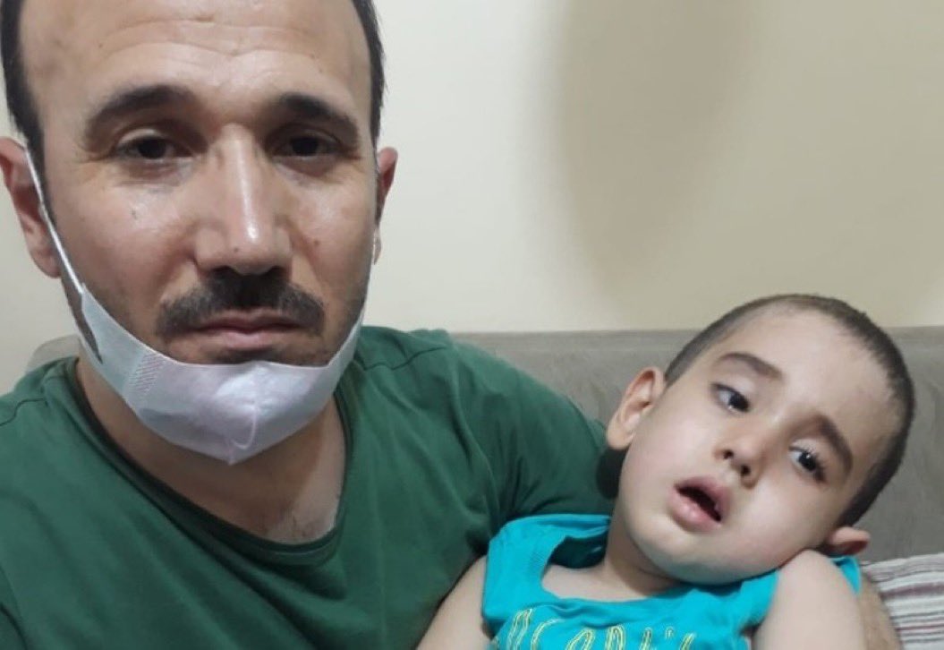 odakdunyam's tweet photo. Duyulmayan bir feryat: Selman

6 yaşındaki Selman Çalışkan beyin kanseriydi. Cezaevindeki babası Rasim Çalışkan, oğlunun son günlerinde yanında olmak için defalarca tahliye talebinde bulundu. Talepleri sonuçsuz kaldı.

Selman, 19 Eylül 2020’de hayata veda etti. https://t.co/uzuis6xqQH
