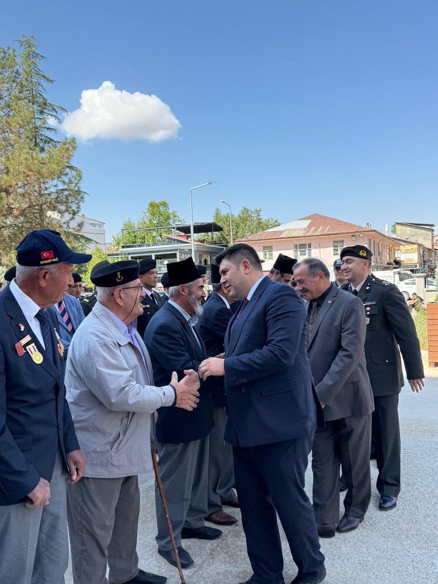 tckarakocan23's tweet photo. 🇹🇷 19 Eylül Gaziler Günü Çelenk Sunma Töreni Gerçekleştirildi

19 Eylül Gaziler Günü dolayısıyla ilçemizde çelenk sunma töreni,Kaymakamımız Sayın Furkan SEYMAN’ın katılımıyla gerçekleştirildi. https://t.co/U7IurDpLyz
