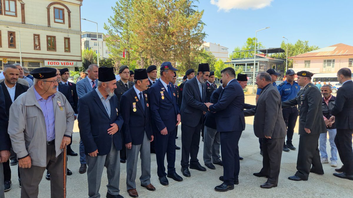 tckarakocan23's tweet photo. Törende, Cumhuriyetimizin kurucusu Gazi Mustafa Kemal Atatürk ve vatanımızın bağımsızlığı uğruna mücadele eden aziz şehitlerimiz ile kahraman gazilerimiz saygı, minnet ve rahmetle anıldı. https://t.co/sJ3XUC3yDQ