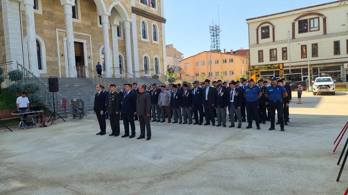 tckarakocan23's tweet photo. Törende, Cumhuriyetimizin kurucusu Gazi Mustafa Kemal Atatürk ve vatanımızın bağımsızlığı uğruna mücadele eden aziz şehitlerimiz ile kahraman gazilerimiz saygı, minnet ve rahmetle anıldı. https://t.co/sJ3XUC3yDQ