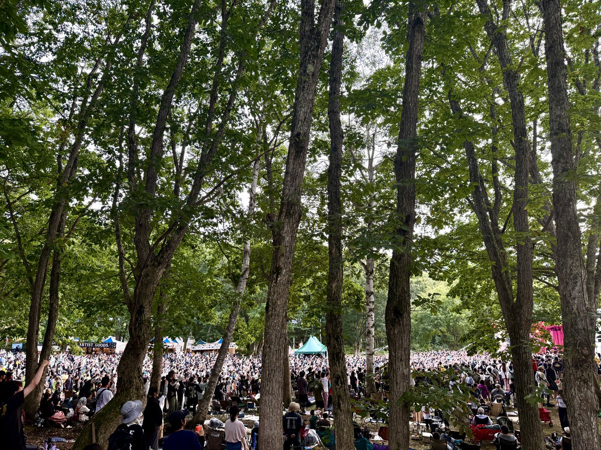NewAcousticCamp's tweet photo. ドラム高橋宏貴もアコギを手にしたELLEGARDENは、大観衆を前にリラックスした様子で序盤を終えたが、活動再開後、初披露となる「Insane」では、細美武士と高橋が感極まって涙。そこから「Make A Wish」〜「金星」の流れが実に感動的だった。観客の大合唱と共に作り上げた #ニューアコ のステージ。 https://t.co/QmYsbHloqB