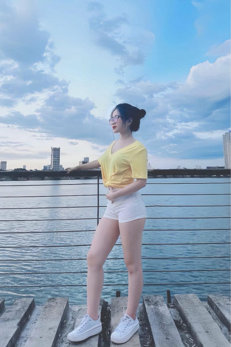 MichellBlawr's tweet photo. kinda fascinating how we build entire personas out of things we dont quite understand, do you feel like a polished glitch? 🌫️ https://t.co/g5x0CxCu7y