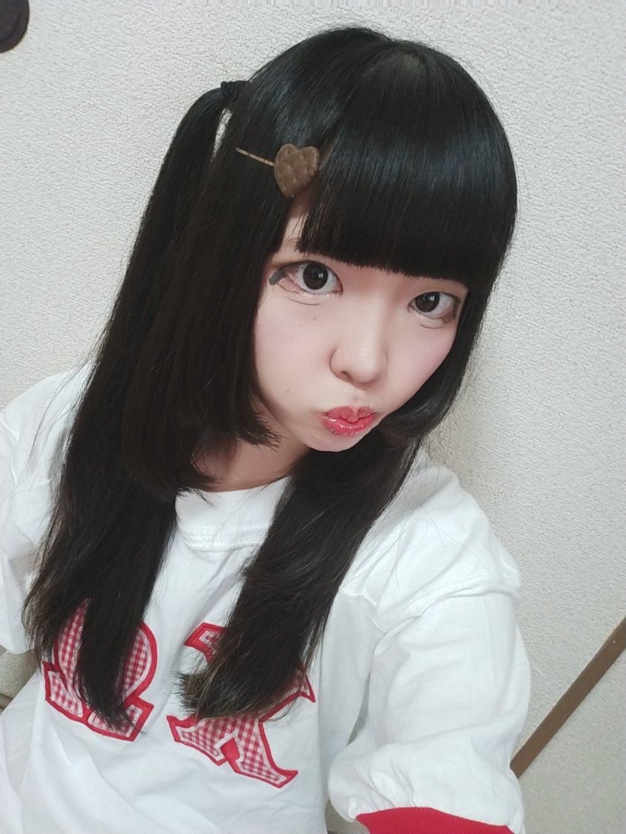 ru2001_y's tweet photo. アーモンドチョコのマックフルーリー概念コーデで行ったけど、フルーリー売ってなかったㅠ  ̫ㅠ
ミリアさんと初めてお話したあの日からちょうど3年、ということでチェキ飯してきた…✝︎
withママ https://t.co/gGQTgZeuvD