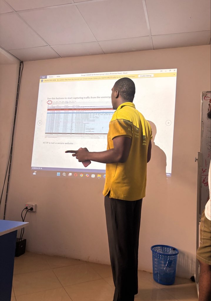 xylashacks's tweet photo. Me explaining the use of wireshark to capture traffic in a network https://t.co/jRIJtI1OPS