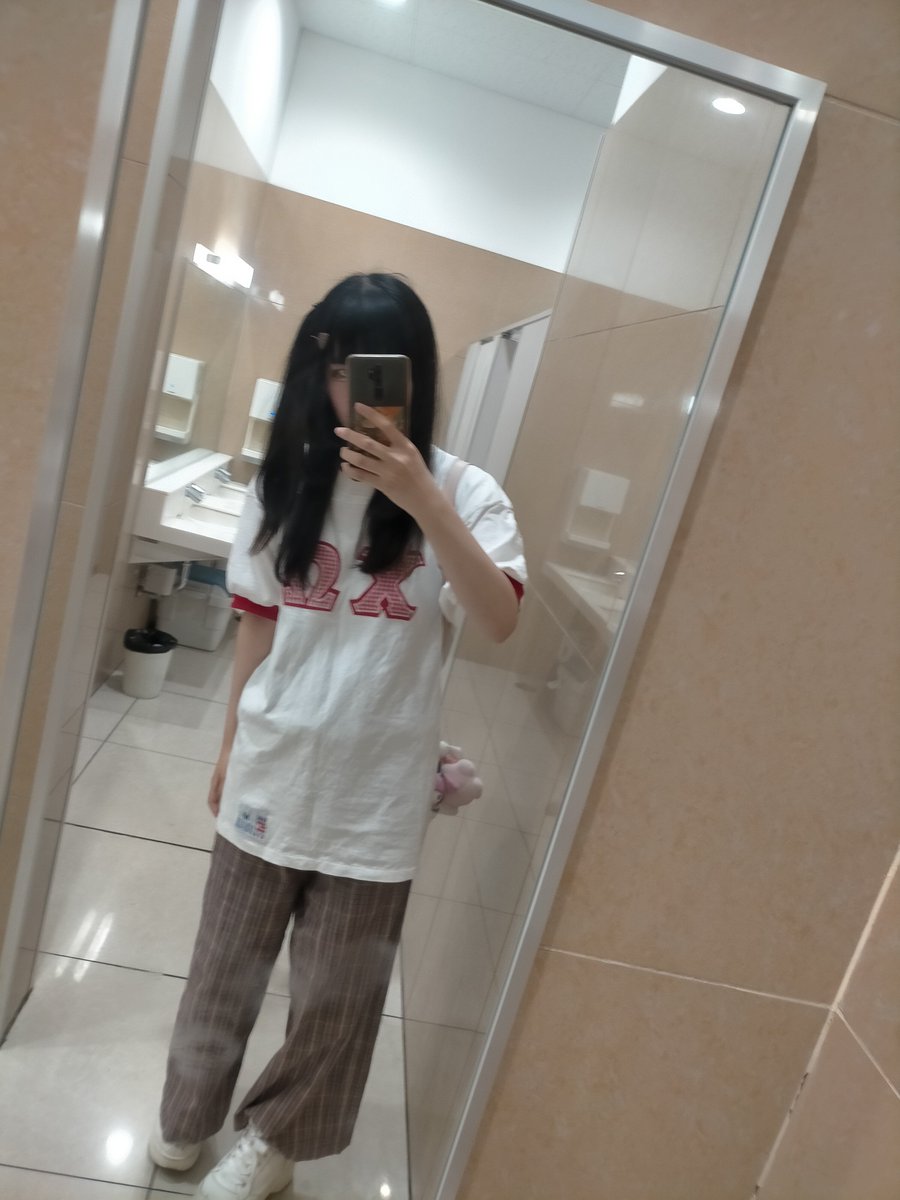 ru2001_y's tweet photo. アーモンドチョコのマックフルーリー概念コーデで行ったけど、フルーリー売ってなかったㅠ  ̫ㅠ
ミリアさんと初めてお話したあの日からちょうど3年、ということでチェキ飯してきた…✝︎
withママ https://t.co/gGQTgZeuvD
