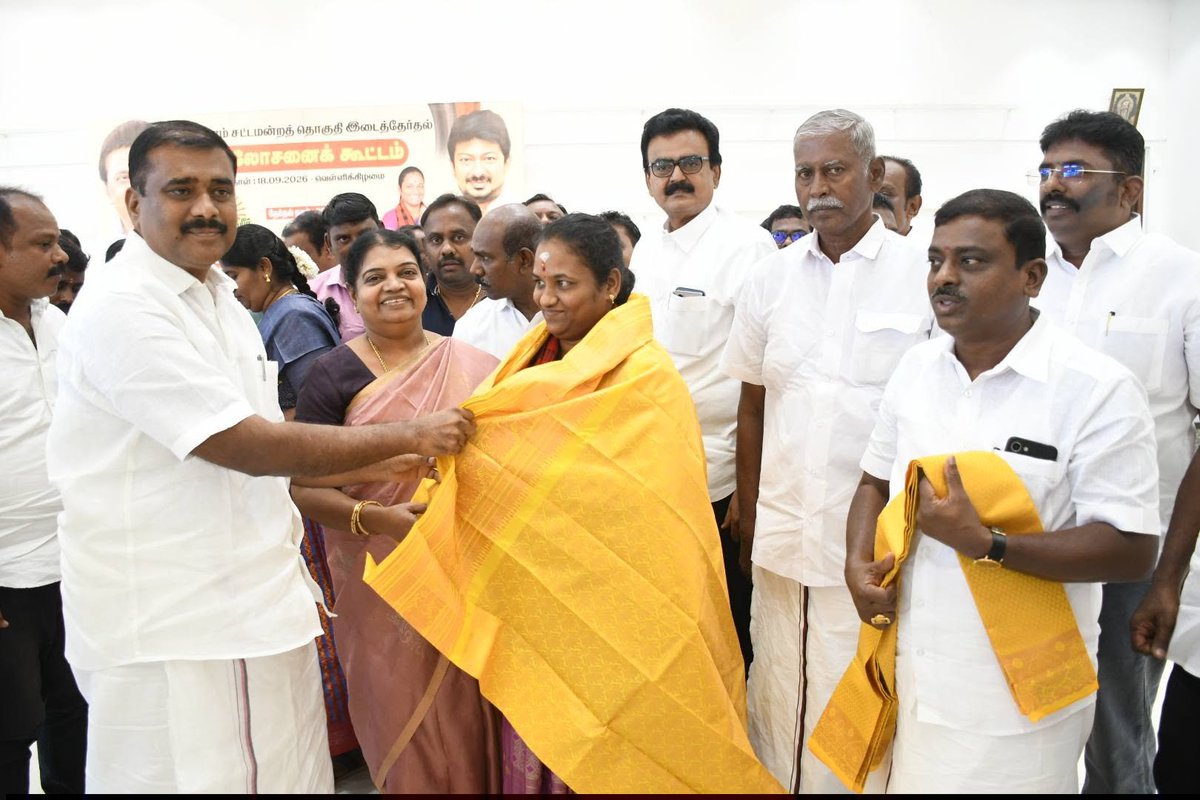 ArunaM34941's tweet photo. தற்குறியை தாக்குறோம் 
வெற்றியை தூக்குறோம்🔥🔥
#மதுராந்தகம்
#தாராபுரம் @mlavilathikulam https://t.co/YtDdm3GfKM