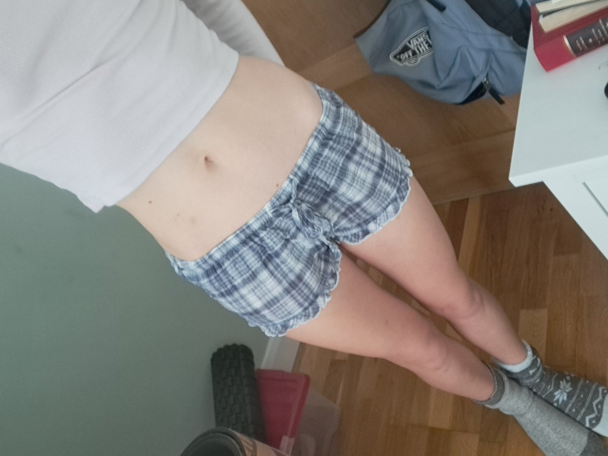 vampirexic33176's tweet photo. I have not weighed in a while as I have no access to scale and I have no clue what bmi im at !! https://t.co/KFb2ozVek9