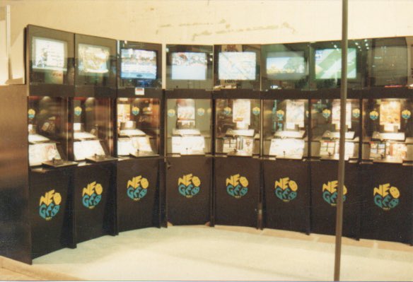 YedaiJamao's tweet photo. Aunque parezca increíble, un stand así lo hizo un español en los años 90. Os voy a enseñar una increíble foto inédita de principio de los 90, en el SONIMAG de Barcelona. #NeoGeo #neogeoaes #snk https://t.co/LBgkPN5yM8