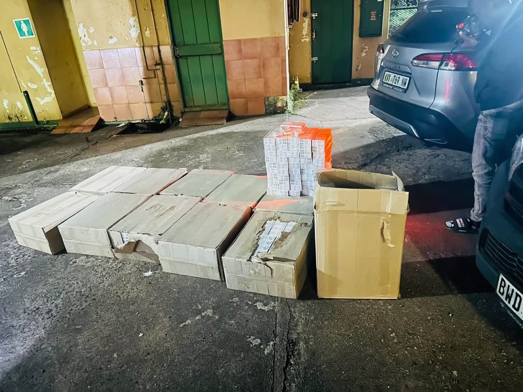 Abramjee's tweet photo. INTELLIGENCE-DRIVEN OPERATION LEADS TO ARREST OF SUSPECT FOR DEALING IN ILLICIT CIGARETTES IN MODJADJISKLOOF

A multidisciplinary operation comprising members of the Mopani Tracking Team, Hoshani Security and the K9 Anti-Hijacking Unit resulted in the arrest of a 41-year-old Ethiopian national for dealing in #IllicitCigarettes in the Modjadjiskloof policing area.

The successful operation followed information received from the E2 Cross Border Group regarding the possible transportation of illicit cigarettes along the R36 route.

On Thursday, 17 September 2026, at approximately 22:30, members conducted a waylay operation in the Modjadjiskloof area. During the operation, a Toyota Cross was intercepted in the Modjadjiskloof CBD.

The vehicle was driven by an Ethiopian national male suspect. Upon searching the vehicle, members discovered a consignment of suspected illicit Royal Express cigarettes.

A subsequent count revealed that the vehicle was transporting 12 boxes containing a total of 601 cartons of illicit cigarettes at an estimated value of R235 000.

The suspect was immediately arrested and charged with dealing in illicit cigarettes.

The illicit cigarettes and the vehicle used in the commission of the offence were seized.

He will appear before Kgapane Magistrate’s Court on Monday, 21 September 2026

@SAPoliceService 

@TaxJustice_SA