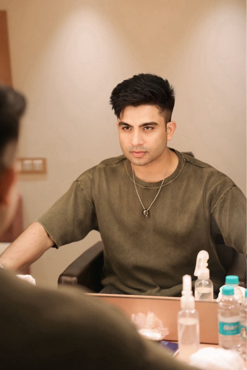 anvarul_annu's tweet photo. Vanity Camera Confidence 🎬🖤
Just another day of becoming the version I dreamed of 🔥

#ShootDiaries #VanityVibes #OnSet
#anvarulhasanannu #annuthealagh https://t.co/YMiM2WTlor