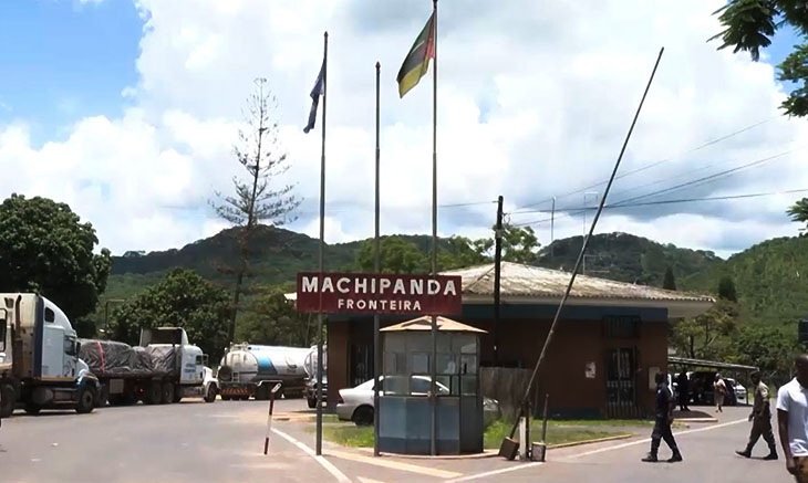 DalilaSantpo's tweet photo. Ótima notícia!Finalmente a modernização e expansão da fronteira de Machipanda vão sair do papel. Chega de ver motoristas e viajantes presos naquلês congestionamentos intermináveis.Tomara que esse projeto resolva de vez o problema das filas e facilite a nossa vida!🚛✨
#Machipanda https://t.co/jcq5qjw0SM