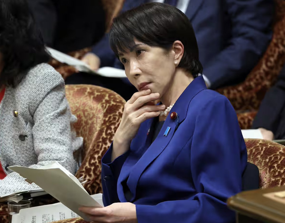 danielchannel's tweet photo. 国民の皆さん知ってました？

高市総理の国会出席時間ヤバいですよ？
石破さん「49時間」
岸田さん「40時間」
高市さん「15時間半」

国会に呼ばれても3分の1しか来ない総理。
追及される場所からは逃げる。
でも仕事してる風は得意。

これ、ほんとに国民が望んでる総理なの？ https://t.co/AoI4OJbPGl