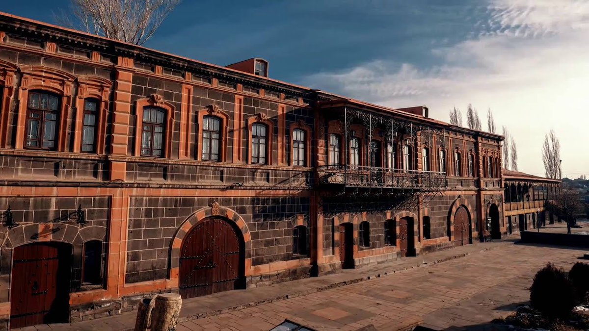teishebaini's tweet photo. Gyumri is particularly famous for such architecture to the point it became known as “black city” for it https://t.co/7UzqOsXbZu