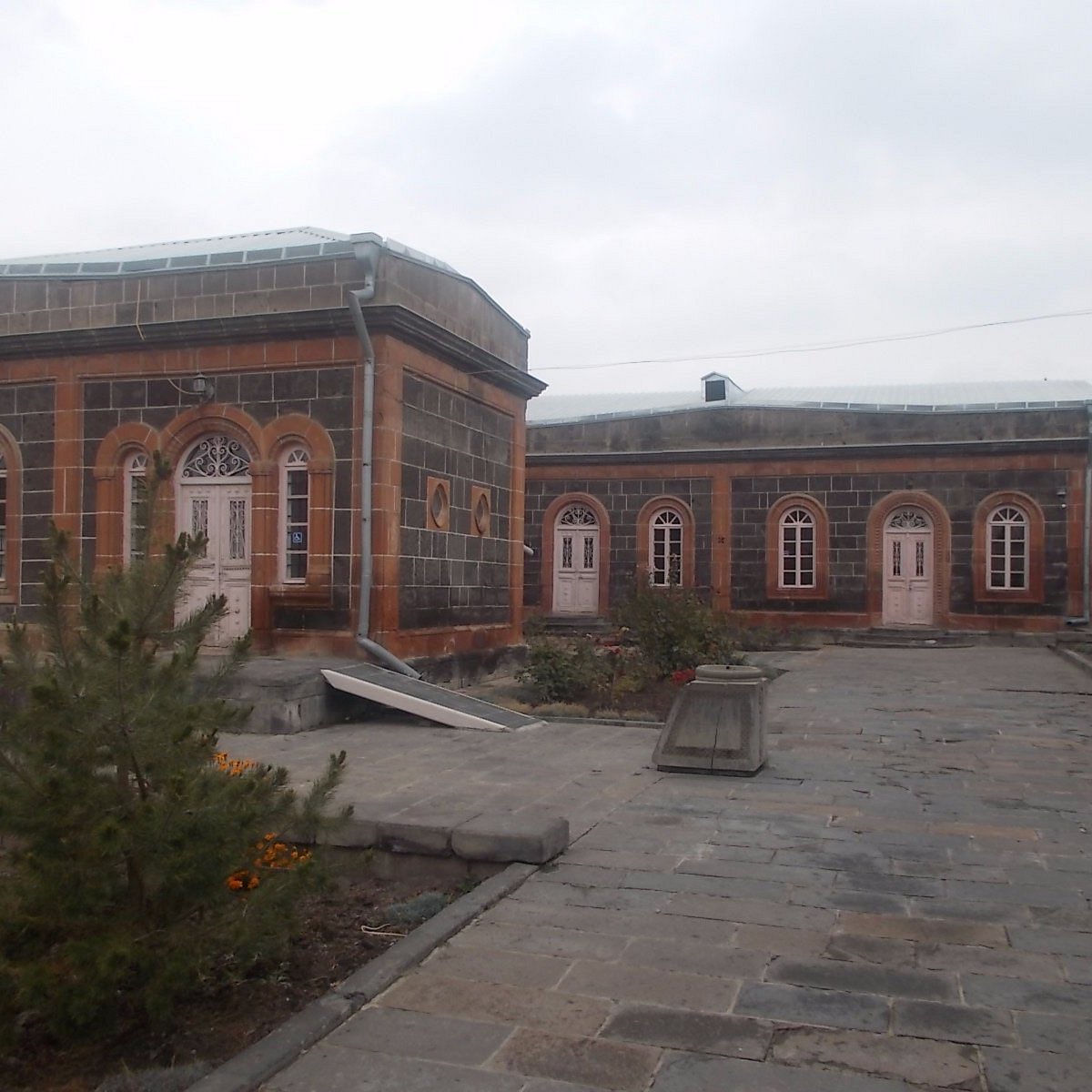 teishebaini's tweet photo. Gyumri is particularly famous for such architecture to the point it became known as “black city” for it https://t.co/7UzqOsXbZu