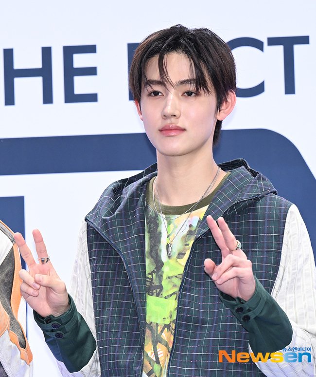 zhaoyufancokr's tweet photo. #SEONGHYEON for todayʼs red carpet! https://t.co/eY16LKRHe8